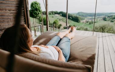 Frau entspannt auf Panoramaterrasse