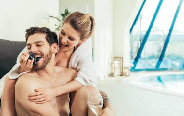 Frau füttert Mann mit Trauben 