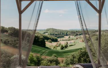 Himmelbett auf Terrasse mit Blick auf Weinreben im Weingarten-Resort Unterlamm Loipersdorf
