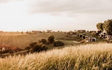 Die WeinHÄUSER mit Blick auf das Tal