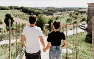 Pärchen zwischen den WeinHÄUSERN im Weingarten-Resort Unterlamm Loipersdorf