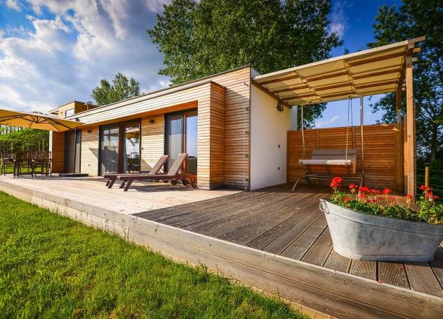 WeinHAUS mit Schwebeliege