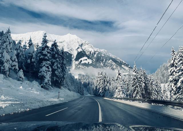 Verschneite Straße in den Bergen