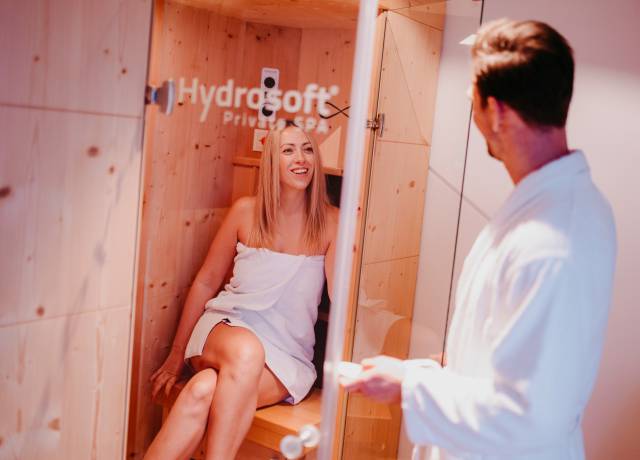 Frau in Hydrosoft Private Spa