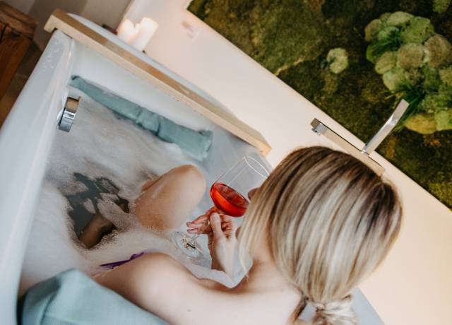 Chalet mit Badewanne mit Badesofa in Loipersdorf in der Steiermark