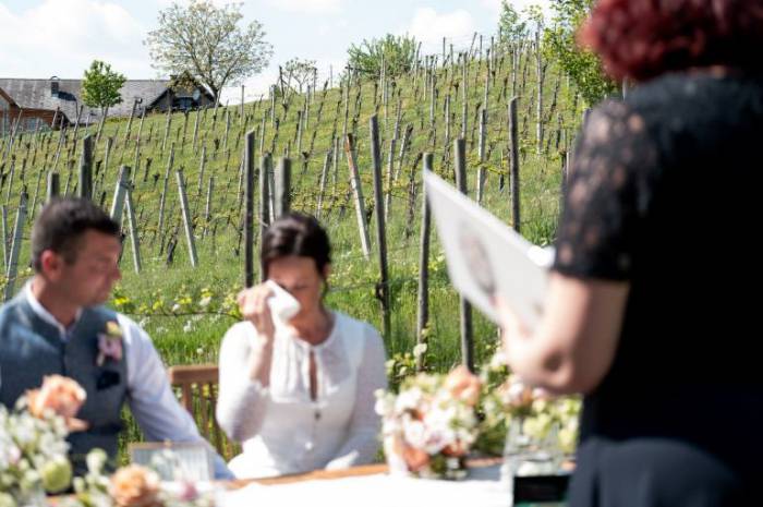 standesamtliche-trauung-im-freien-in-der-steiermark-im-weingarten-resort-unterlamm-loipersdorf