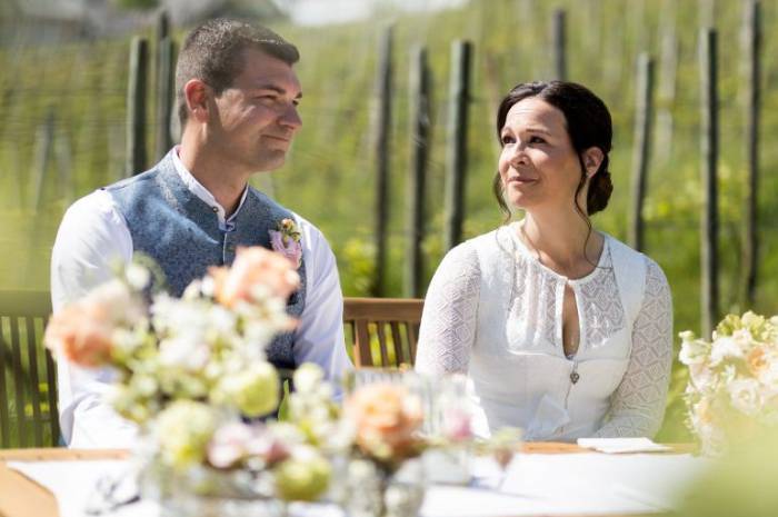 kleine-hochzeit-april-heiraten-fruehling-weingarten-resort