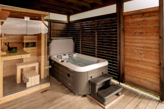 wellness-zwei-sauna-whirlpool-chalet-weingarten-resort