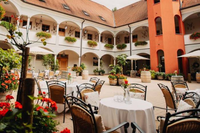 weinschloss-thaller-innenhof-hochzeitslocation