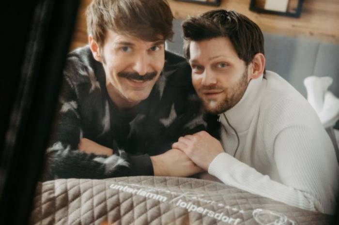 queere-micro-wedding-oesterreich-maennliches-paar-chalet-weingarten-resort