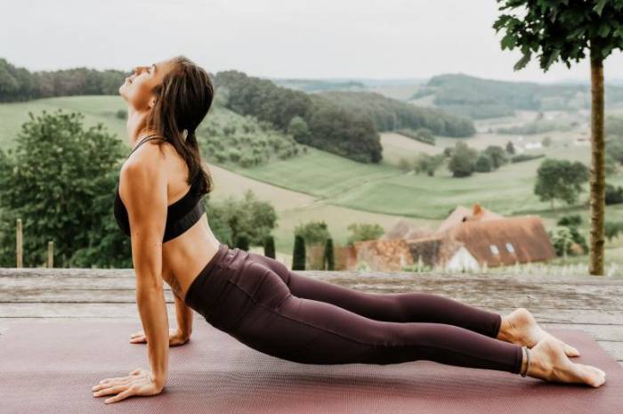 retreat-urlaub-oesterreich-yoga-terrasse-chalet-weingarten-resort-unterlamm