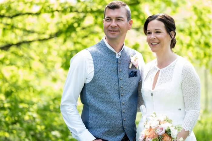 spontan-heiraten-oesterreich-brautpaar-natur-weingarten-resort-unterlamm-loipersdorf