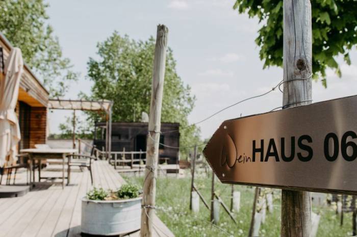 weinhaus-06-terrasse-wegweiser-chalet-unterlamm-steiermark-glutenfreier-hotelurlaub