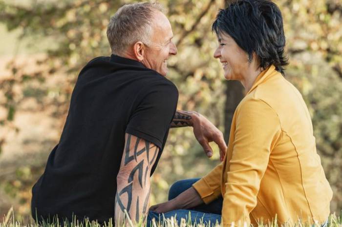 best-ager-urlaub-oesterreich-paerchen-wiese-weingarten-resort-unterlamm