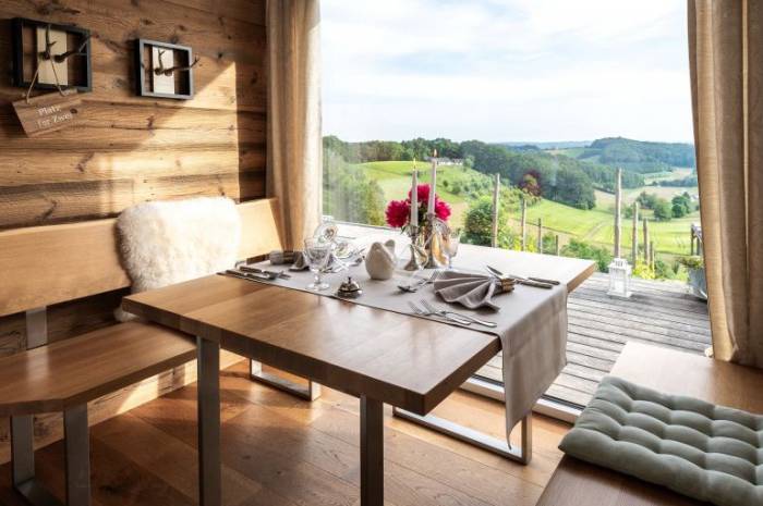 geburtstagsdinner-kleinstes-restaurant-oesterreichs-6-gang-candle-light-dinner-tisch-weingarten-resort-unterlamm