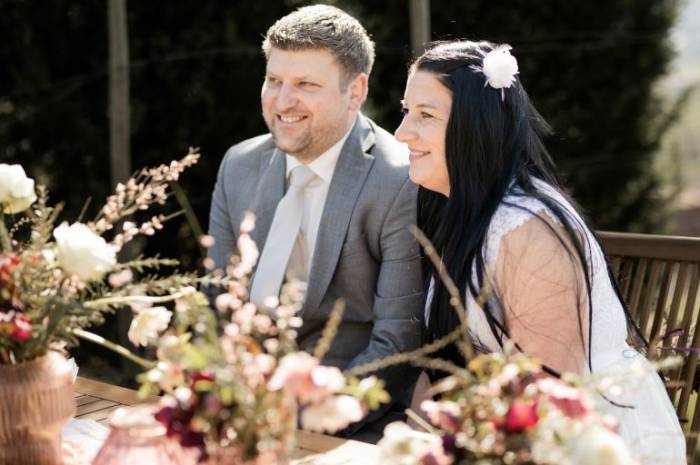 aprilhochzeit-steiermark-weingarten-resort-brautpaar