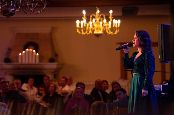 anja-wendzel-musical-dinner-best-of-2026-weinschloss-thaller