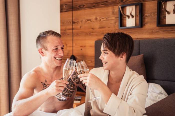 kurzurlaub-paare-steiermark-adults-only-chalet-weinhaus06-sekt-im-bett