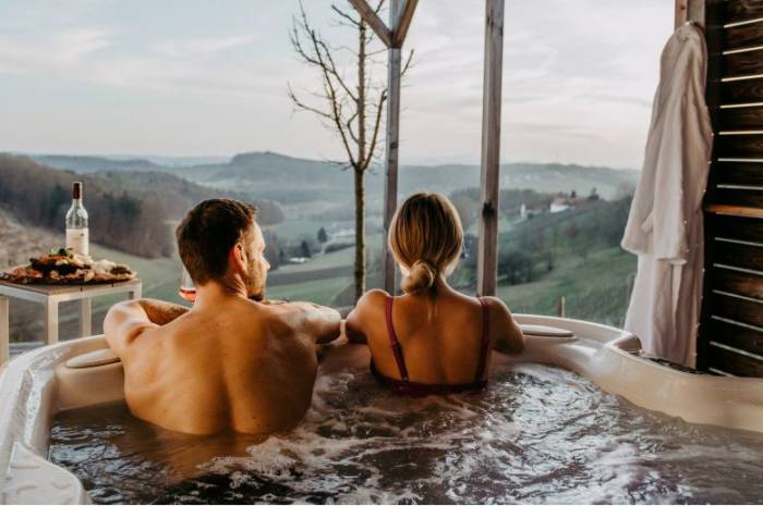 kurzurlaub-privater-whirlpool-oesterreich-paar-weinhaus08-terrasse-aussicht-wein-buschenschank-jause