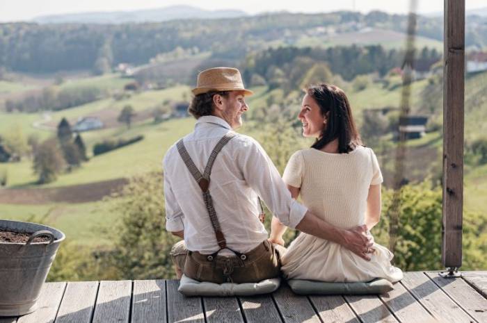 adults-only-kurzurlaub-oesterreich-paar-terrasse-panorama-weinhaus05