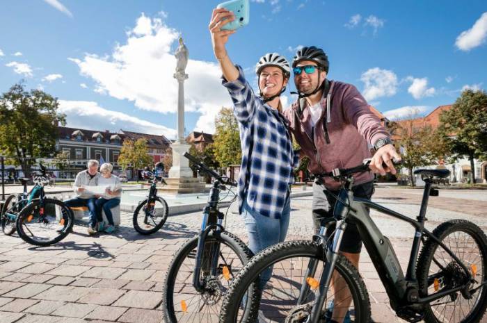 e-bike-urlaub-steiermark-paar-selfie-fuerstenfeld-nahe-weingarten-resort-unterlamm