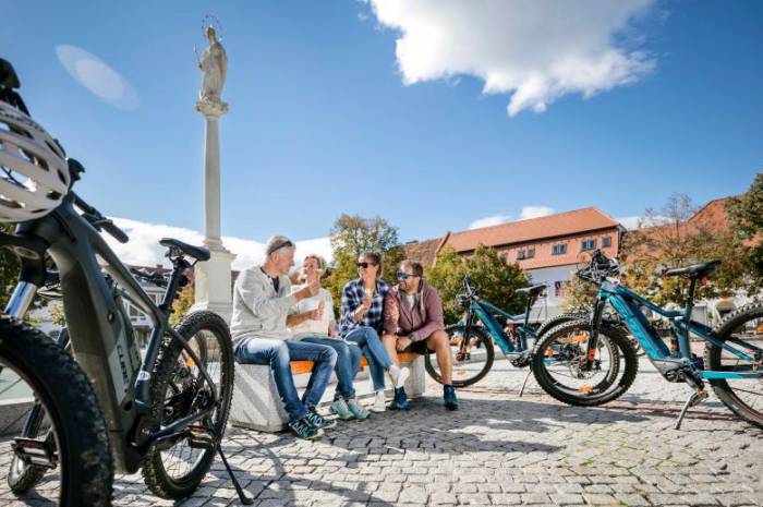 e-bike-leihen-fuerstenfeld-radsport-samer-thermen-vulkanland-gruppe-eis-hauptplatz