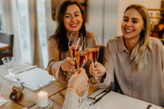 familienfeier-speisemanufaktur-unterlamm-anstoessen