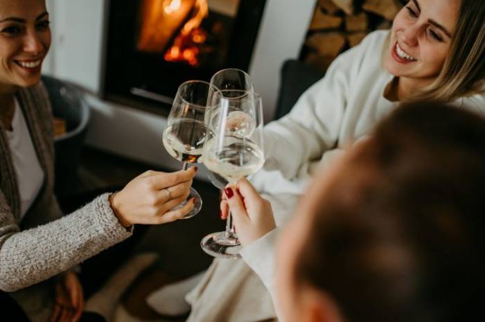 freundinnen-urlaub-fruehling-chalet-weingarten-resort-unterlamm-weisswein-anstossen