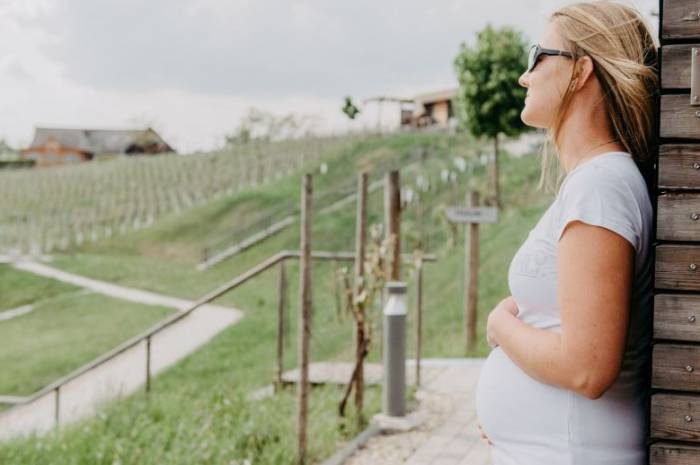 babymoon-schwanger-unterlamm-steiermark-blick-thermen-vulkanland-sonnenbrille-babybauch