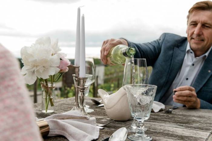 vatertag-angebot-weingarten-resort-unterlamm-steiermark-vater-schenkt-weisswein-ein