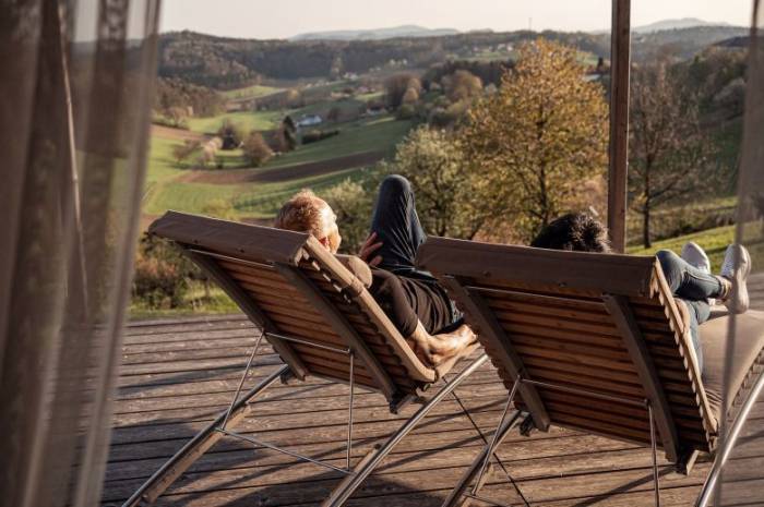 adults-only-urlaub-chalet-schlafzimmer-terrasse-liegen-weingarten-resort-unterlamm-steiermark