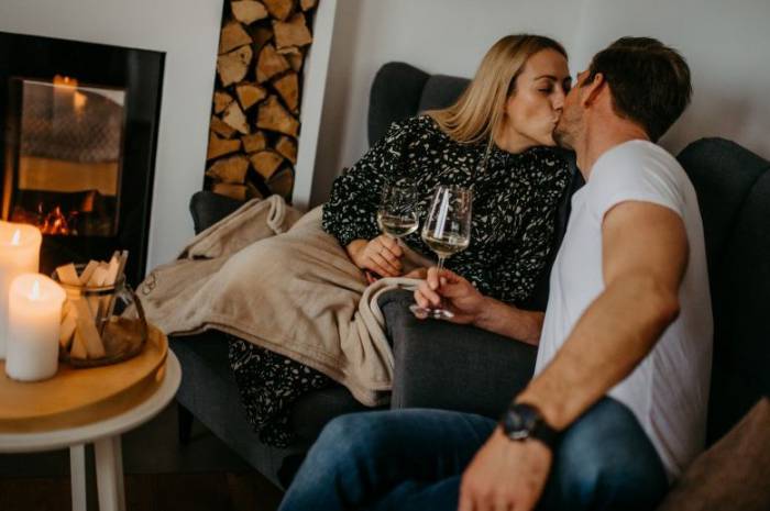 urlaub-im-februar-oesterreich-adults-only-weingarten-resort-weinhaus-07-paar-kuss-kaminofen