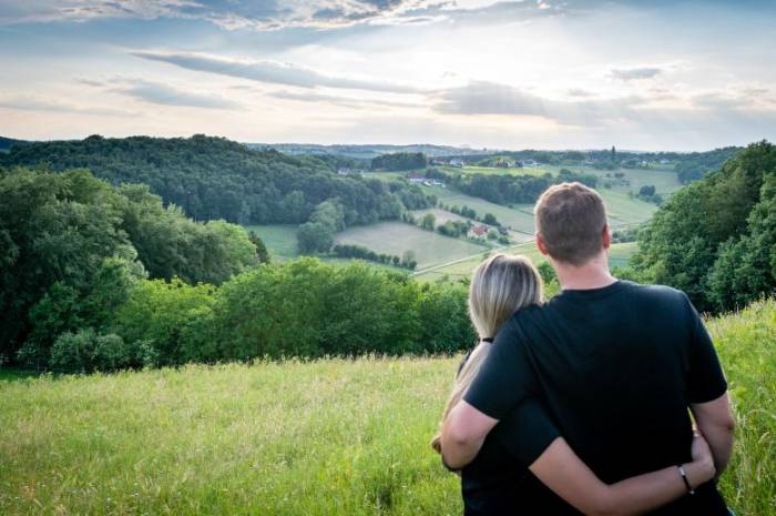 paar-wandern-maerz-erlebensweg-der-sinne-unterlamm-thermen-vulkanland