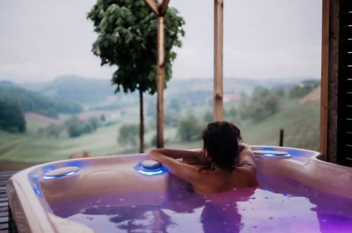 frau-kurzurlaub-maerz-whirlpool-chalet-weingarten-resort-unterlamm