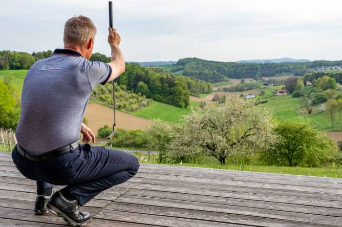 golfspieler-putter-maerz-terrasse-chalet-weingarten-resort-unterlamm-bad-loipersdorf
