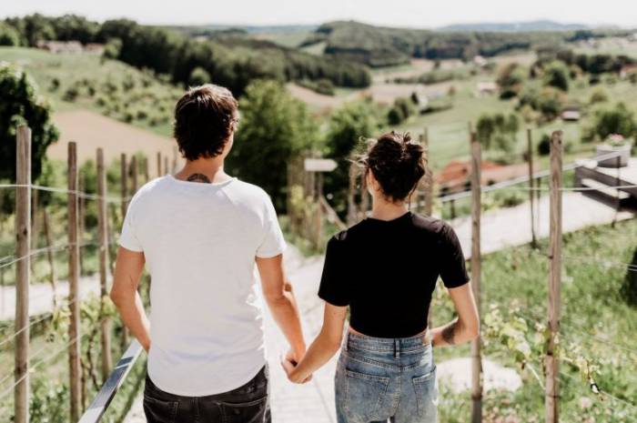 geheimtipp-urlaub-zu-zweit-oesterreich-paar-hand-in-hand-chalet-weingarten-resort-unterlamm-loipersdorf