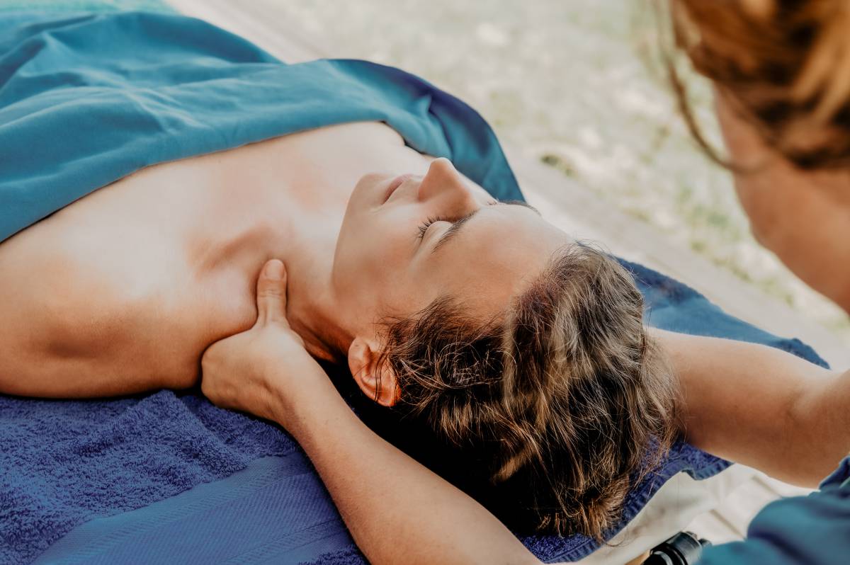 Frau bekommt Massage im Weingarten-Resort Unterlamm Loipersdorf