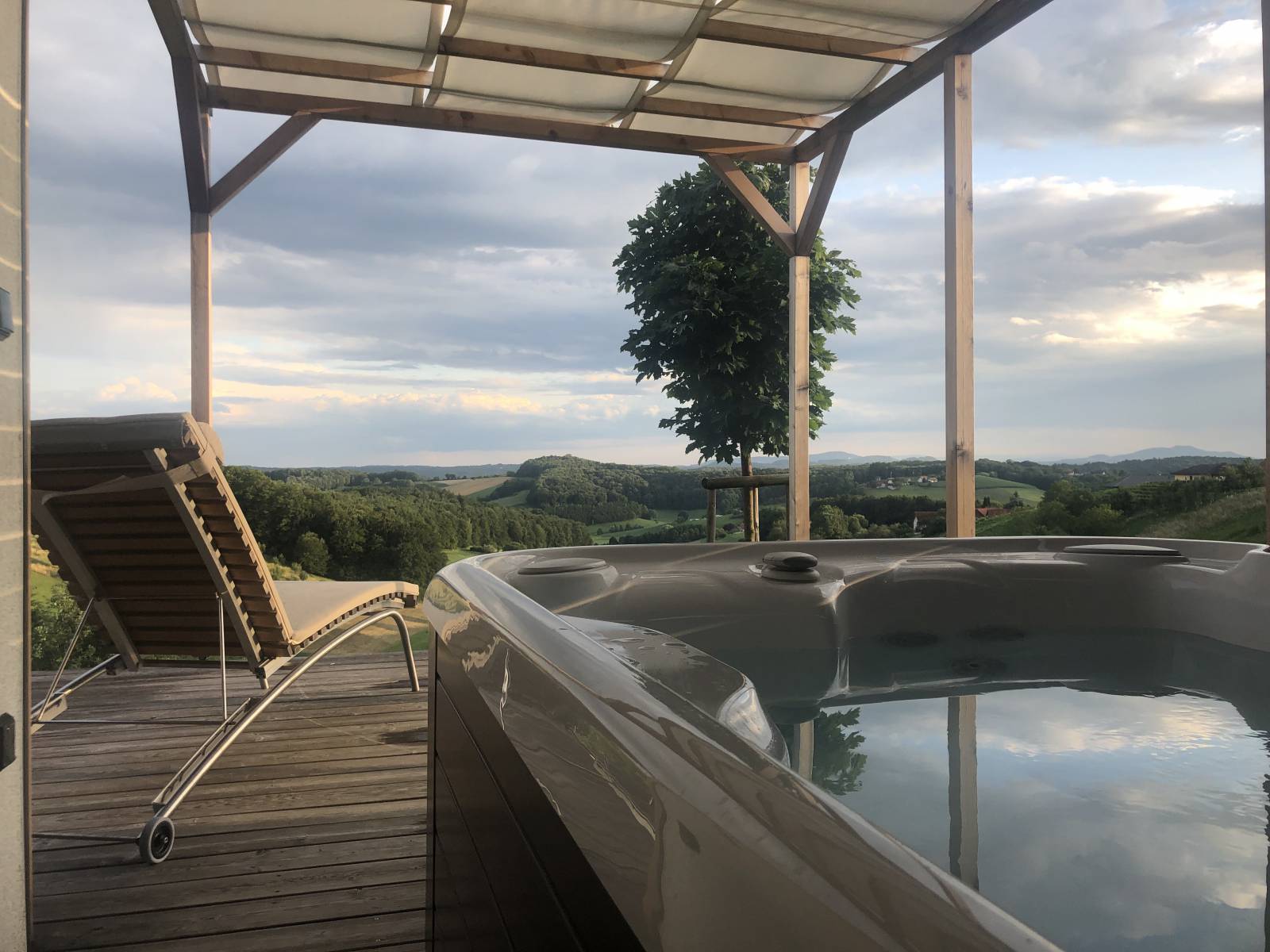 Hotel mit Whirlpool im Zimmer Symbolfoto