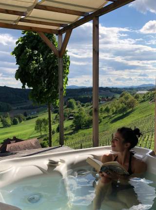 Romantik Chalet mit Whirlpool in Österreich Symbolfoto