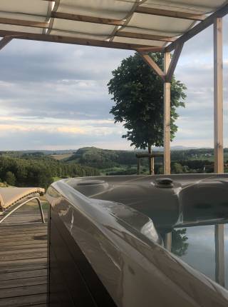 Hotel mit Whirlpool im Zimmer Symbolfoto