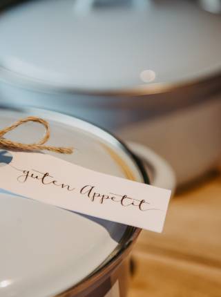 Chalet mit Abendessen Symbolfoto