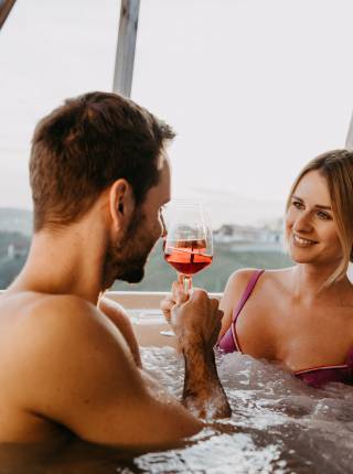 Chalet mit Außenwhirlpool Symbolfoto