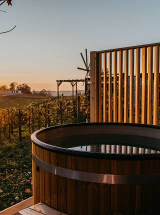 Chalet mit Badezuber Symbolfoto