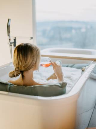 Chalet mit Badewanne Symbolfoto