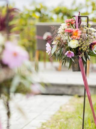 Kleine Hochzeit mit Trauzeugen Symbolfoto