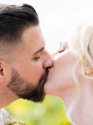 Ehegelübde auffrischen – Zweisamkeit neu erleben im Weingarten-Resort Symbolfoto