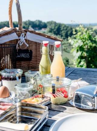Nachhaltigkeit trifft auf Eleganz: Stilvolles Ambiente im Weingarten-Resort Symbolfoto