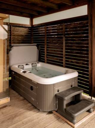 Wellness für zwei: Sauna & Whirlpool im Chalet Symbolfoto