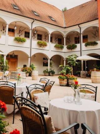 Übernachten bei Hochzeiten im Weinschloss Thaller – Tipps für Hochzeitsgäste Symbolfoto