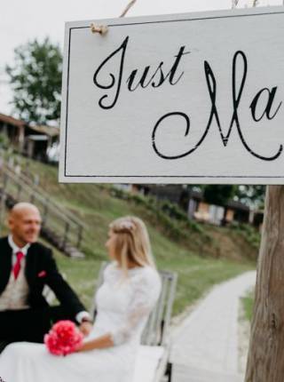 Kleine Hochzeitslocation in der Steiermark: Romantische Feiern im Weingarten-Resort Symbolfoto
